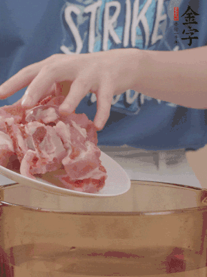 排骨剁小塊，加姜片、料酒沸水下鍋焯水。