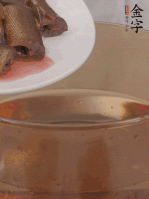 處理干凈的黃鱔段，加姜片、料酒沸水下鍋焯水。撈出用涼水沖洗干凈。