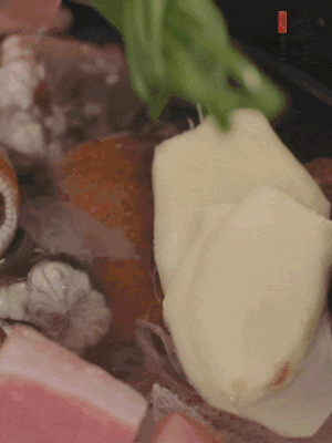 加姜片、蔥結(jié)、料酒。