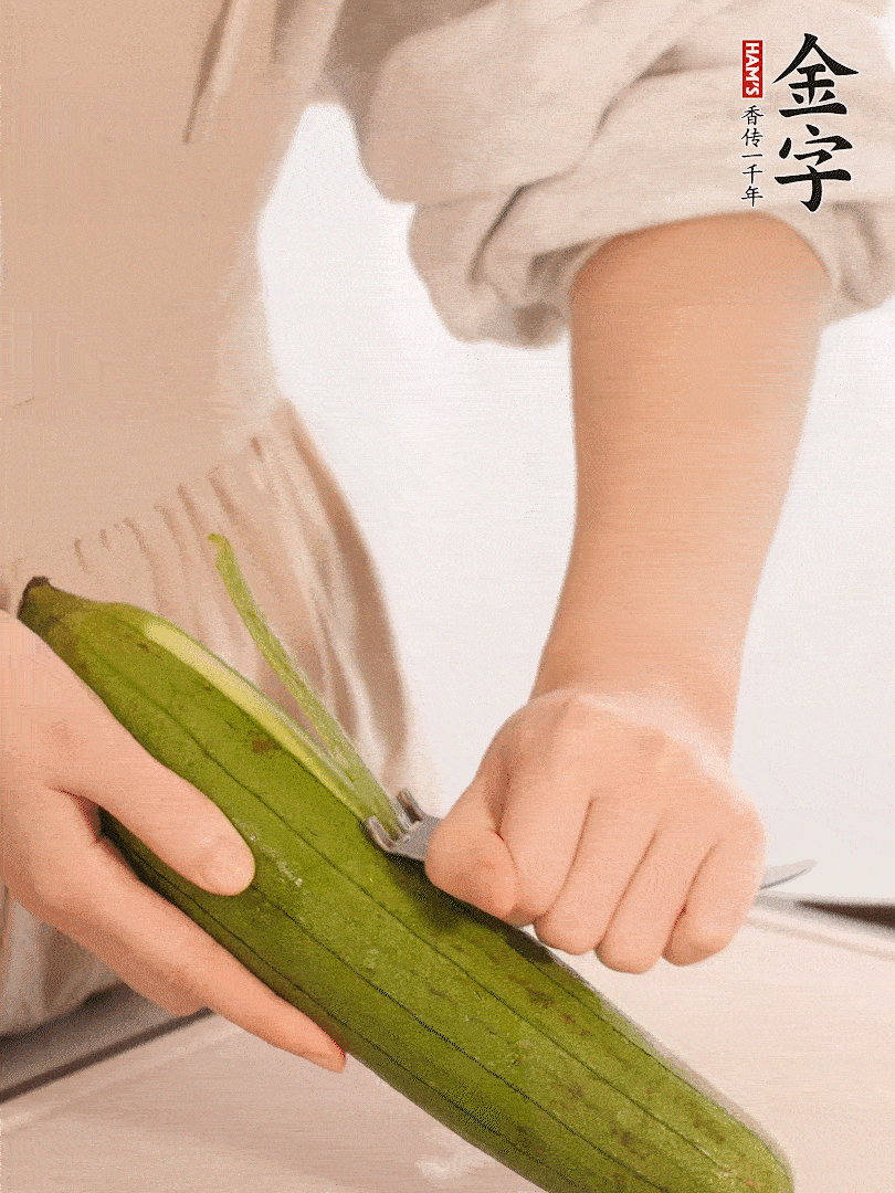 絲瓜去皮切滾刀塊用鹽殺一下水分洗凈。