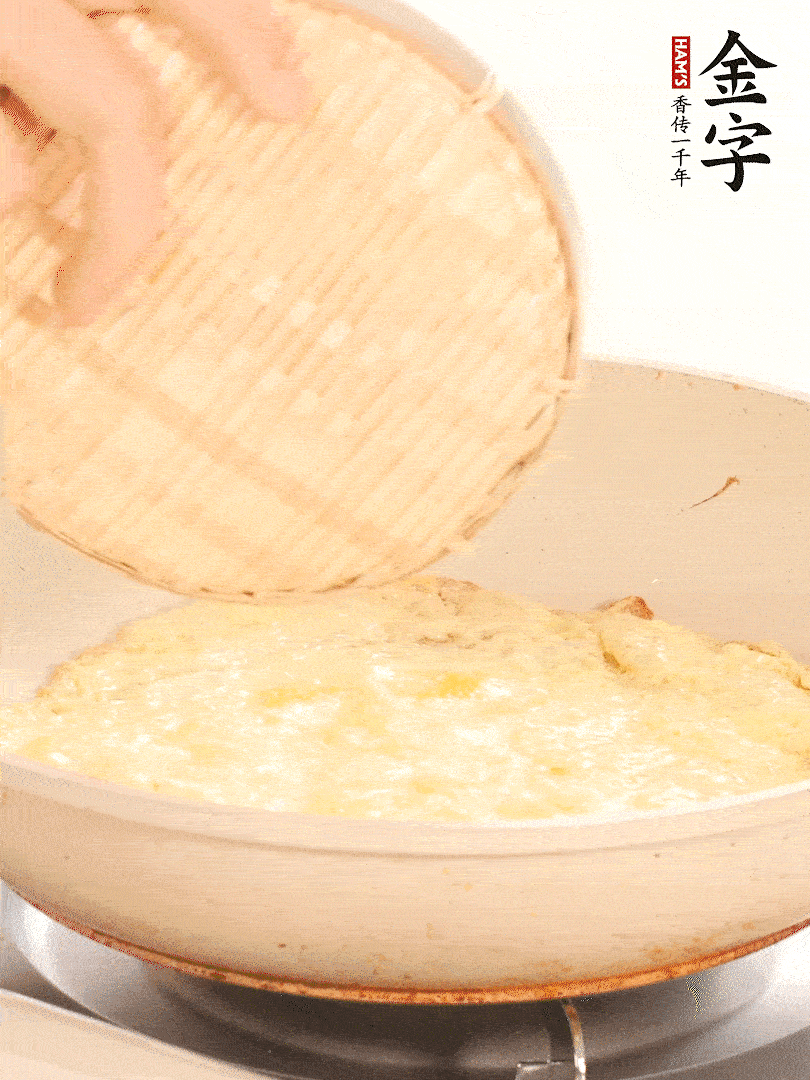 鍋內(nèi)放入少許油，油溫4成熱倒入一個(gè)雞蛋煎熟