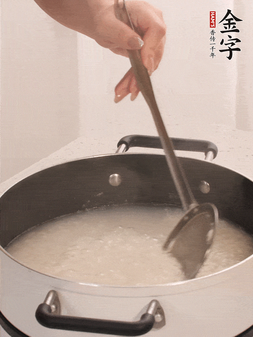 香菇、土豆、胡蘿卜、金字土香腸切小塊。