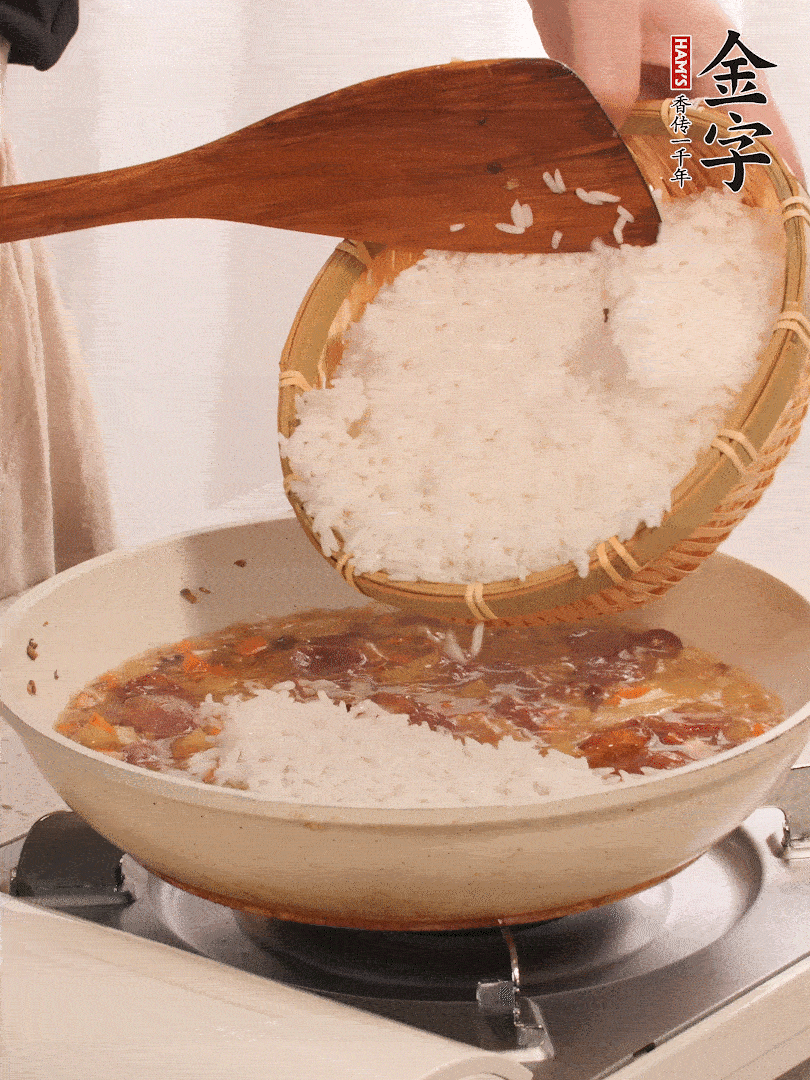 熱鍋燒油，香腸煸出油，加姜片去腥，加土豆、胡蘿卜、香菇翻炒到半熟，隨后加豆角、2小勺鹽、1大勺生抽，煸炒均勻。