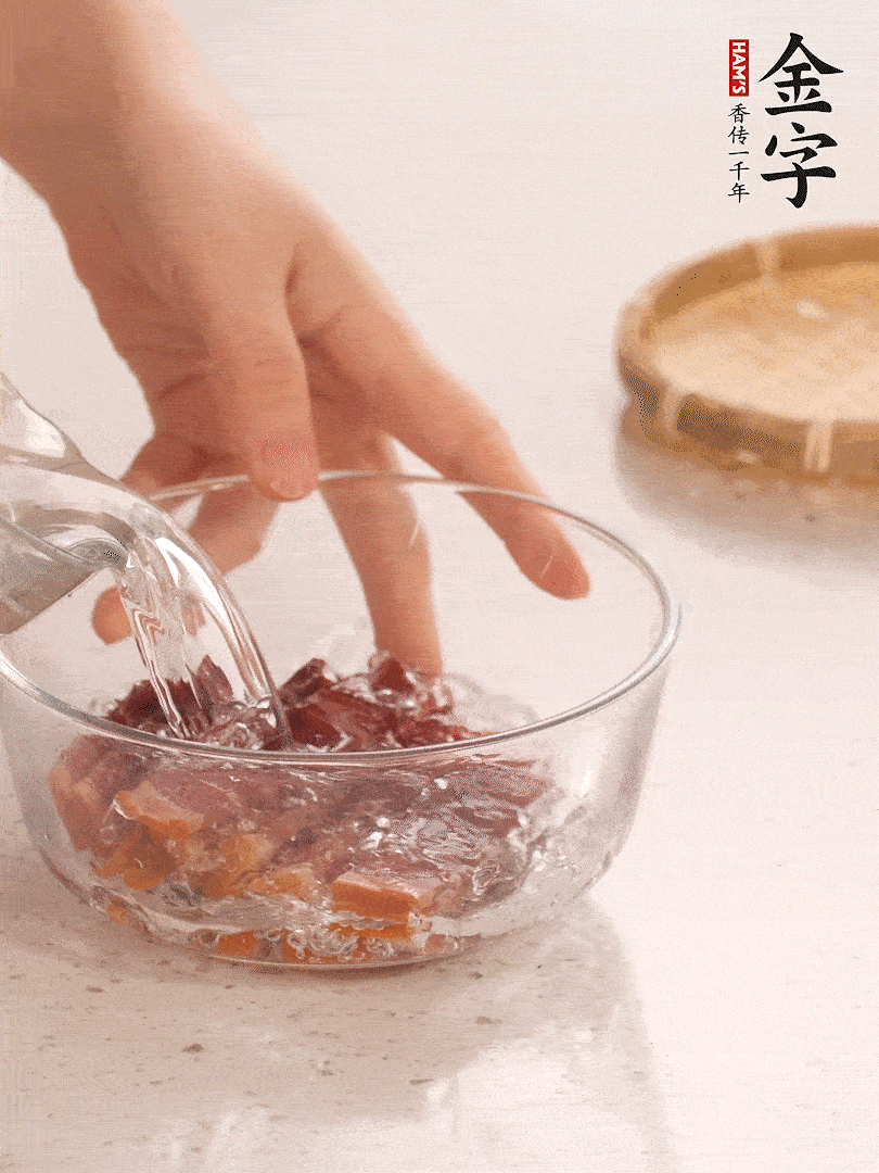 金字火腿切片，溫水泡5分鐘。