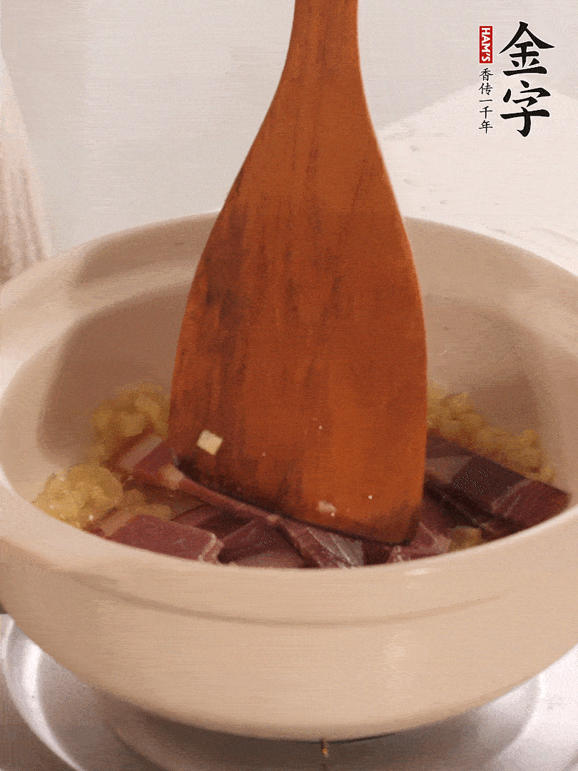 加熱水，加入白菜蓋上蓋子煨煮3分鐘。