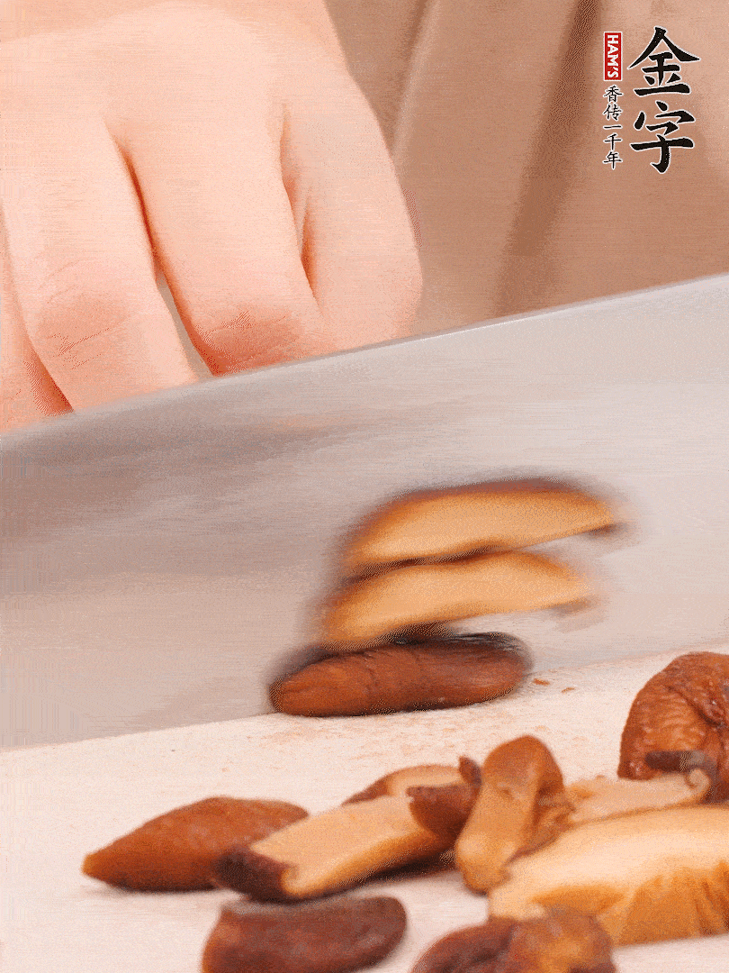 干香菇泡發(fā)，切成小塊。