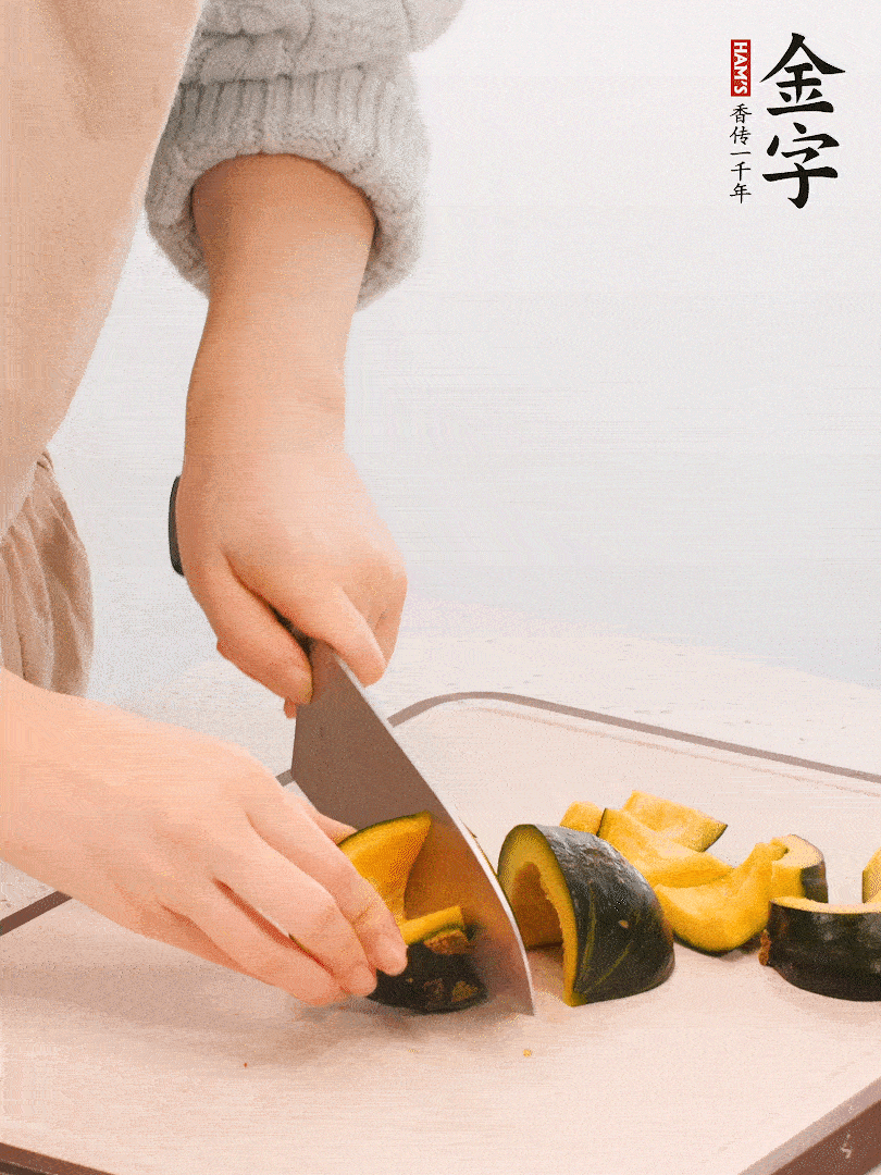 貝貝南瓜切小塊，生姜切成姜絲。
