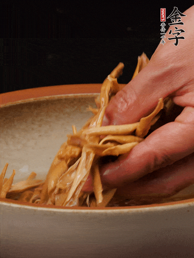 農(nóng)家土筍尖提前泡軟，用刀劃成細(xì)絲，這樣會(huì)更加入味。