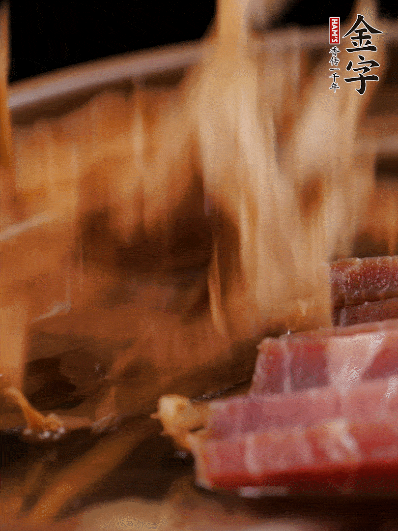 大筒骨、金字火腿、姜片、黃酒一起放入砂鍋，加筍干燉煮40分鐘。（如果家里有高壓鍋，用高壓鍋把高湯壓出來更鮮濃。）