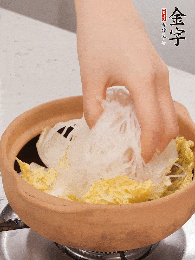 放入提前泡軟的粉絲，蓋上蒜蓉醬汁