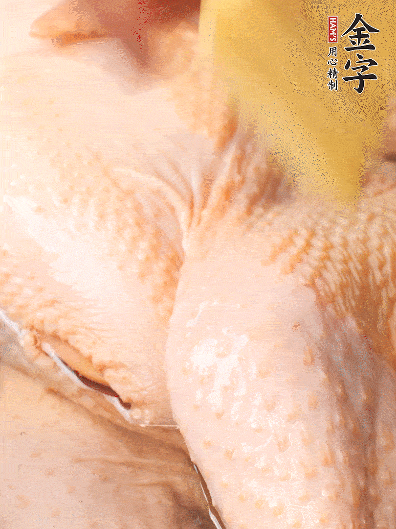 老母雞去頭去尾，斬去雞爪。冷水入鍋，加料酒、蔥姜焯水，煮出浮沫后撈出，用清水洗凈