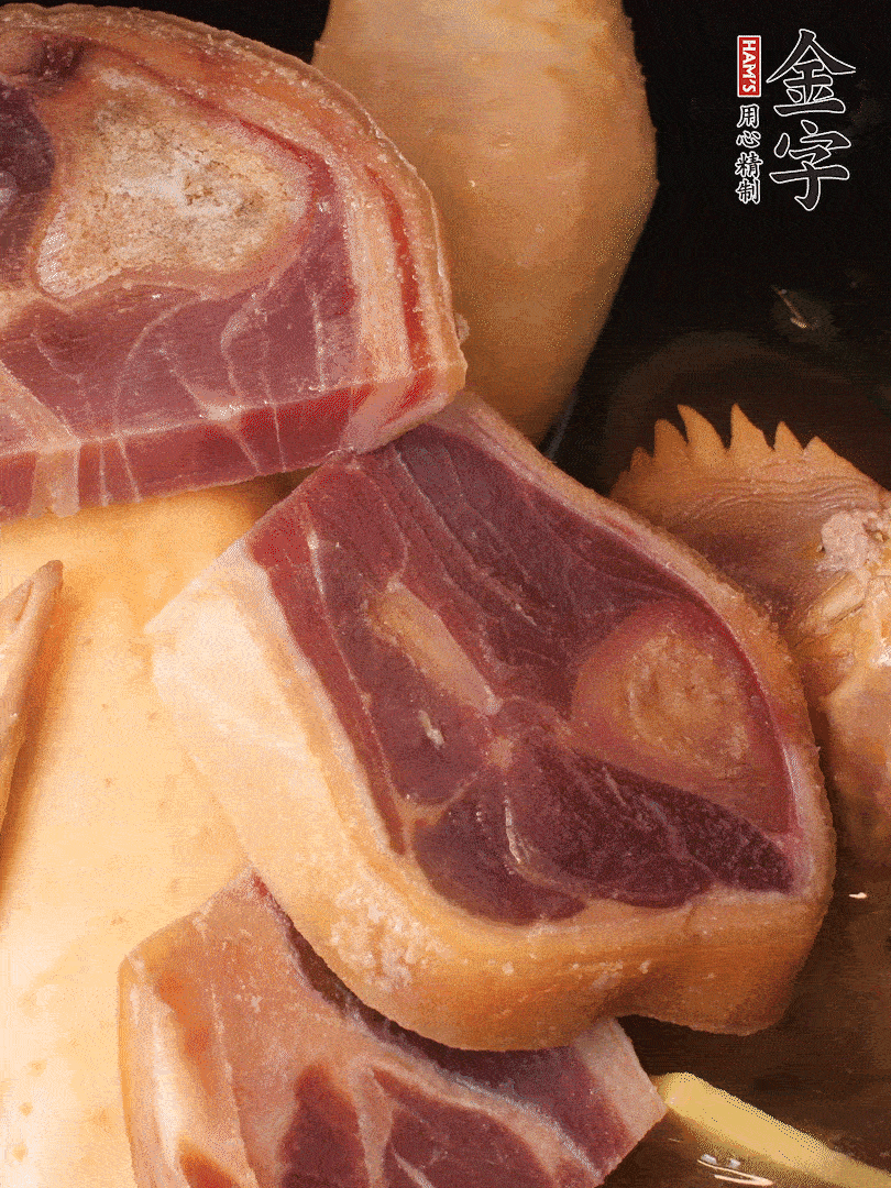 火踵、老母雞加蔥、姜、料酒、清水，大火燒開后轉(zhuǎn)小火，燉1小時(shí)