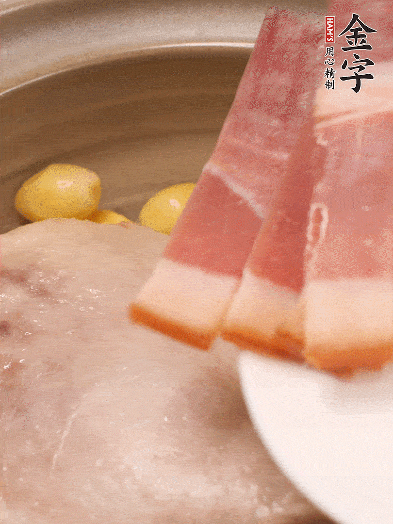 鴨肉、白果、火腿、生姜一起放入砂鍋，清水沒過食材，大火燉煮1小時