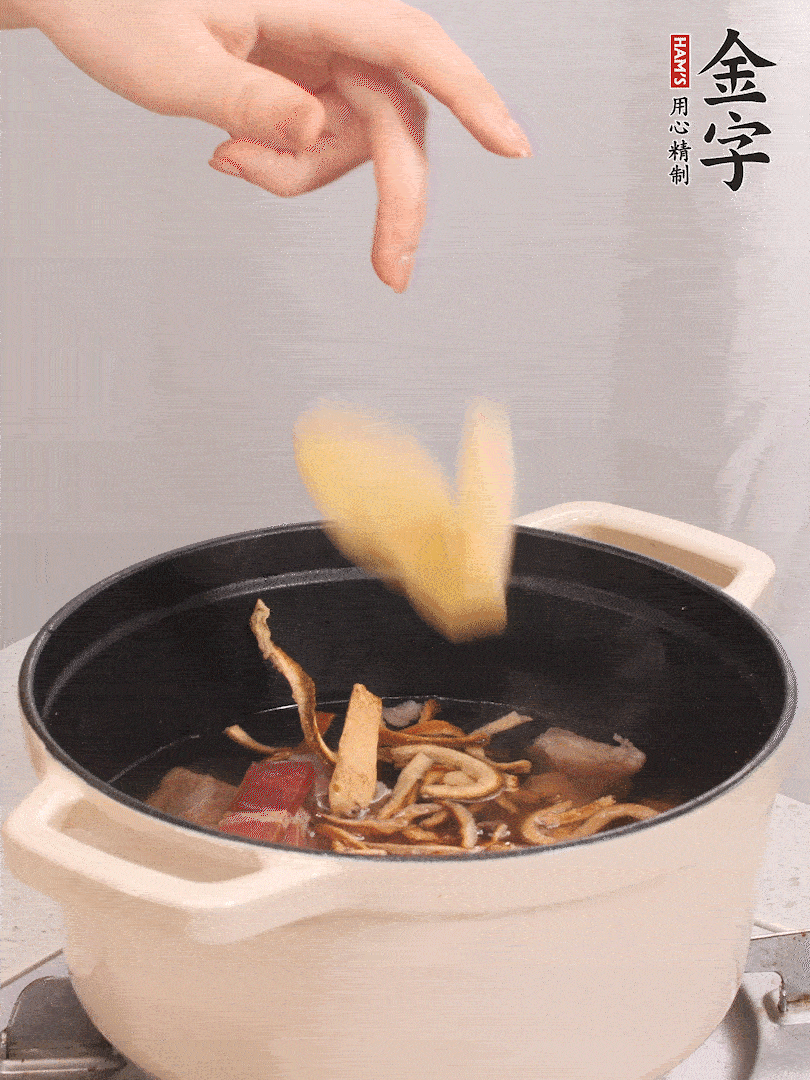 鍋中放牛腩、火腿，然后放入比食材多3倍的水；再放橘子皮、姜片、白胡椒粒燉煮90分鐘
