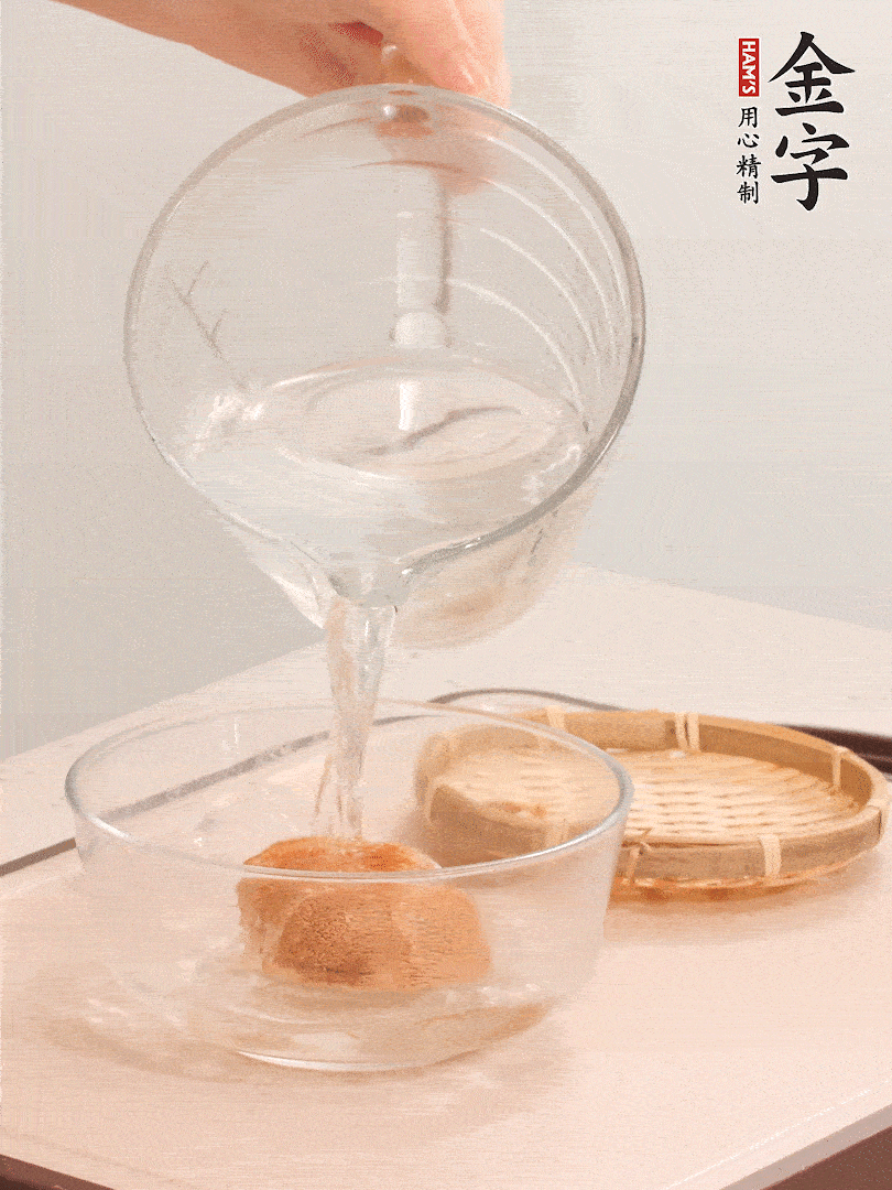 猴頭菇至少泡發(fā)半小時(shí)，將浸泡后的黃水?dāng)D干；