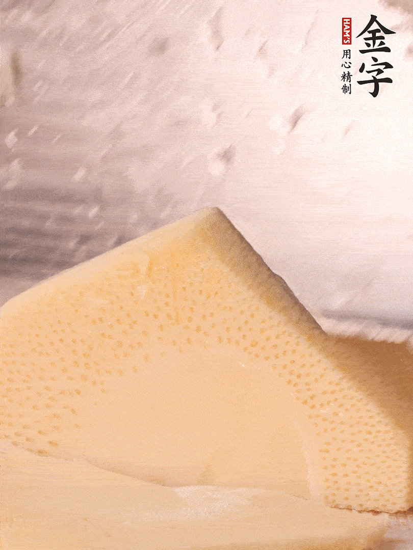 冬筍處理干凈，切滾刀塊，開水焯燙去除澀味
