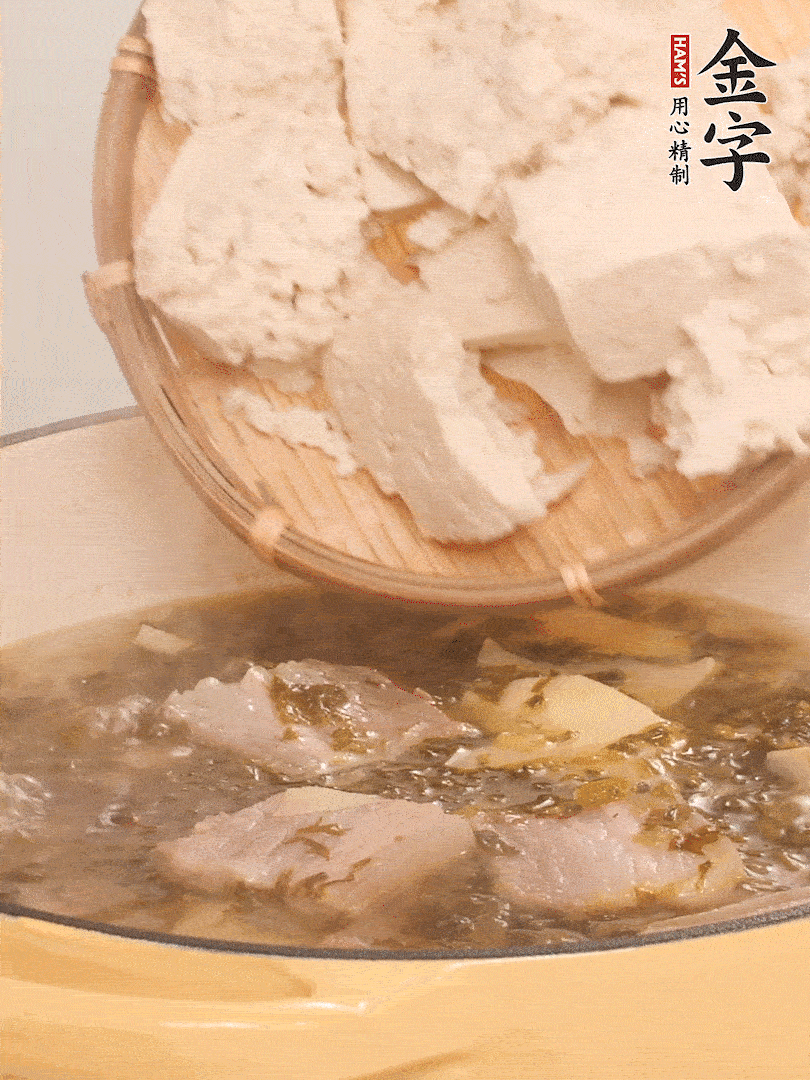 往鍋里加入一倍的水，加豆腐