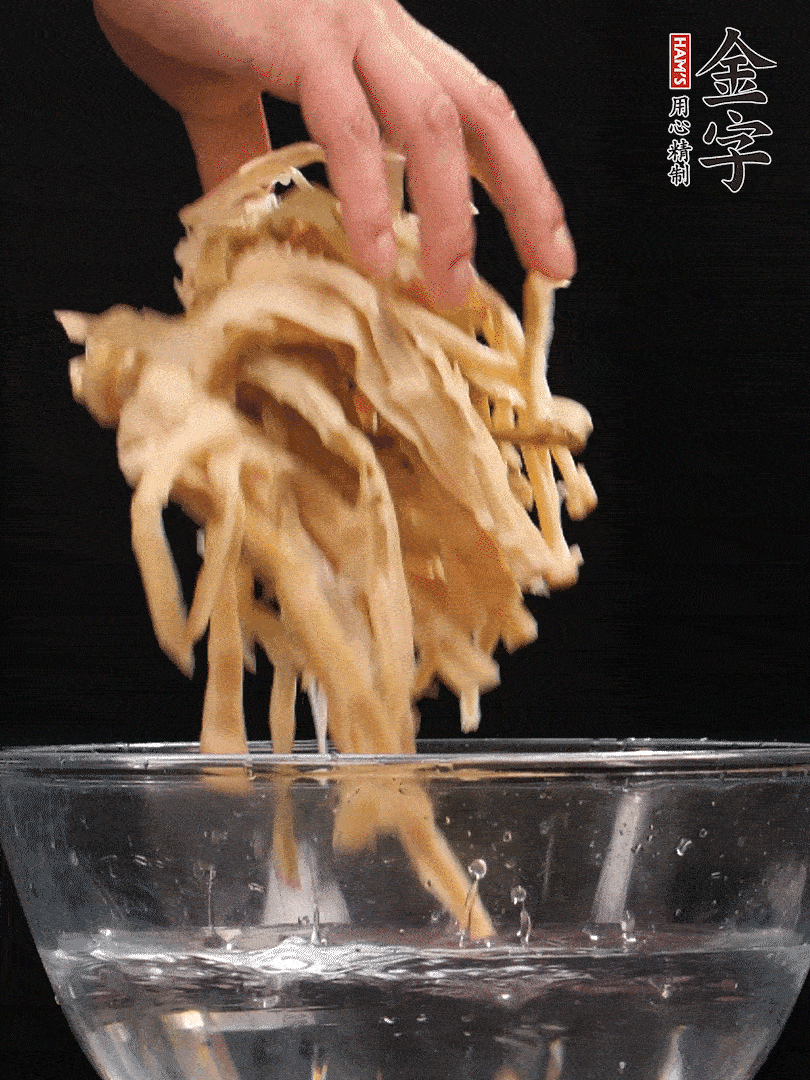 天目山筍干1把，清洗表面鹽分，用手撕成長(zhǎng)條