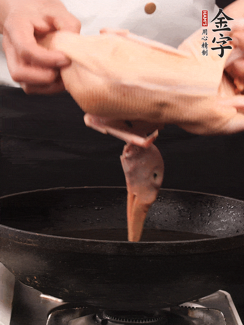 處理干凈的老鴨1只，黃酒小半碗，姜幾片，一起放入冷水，煮沸焯水3分鐘，去除血沫