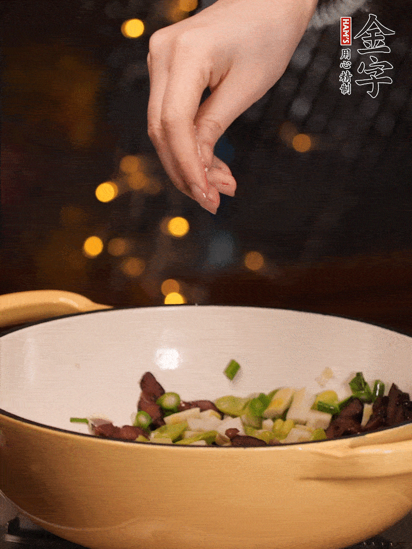 可以加點(diǎn)點(diǎn)水，再加菜苔，加點(diǎn)鹽、味精調(diào)味