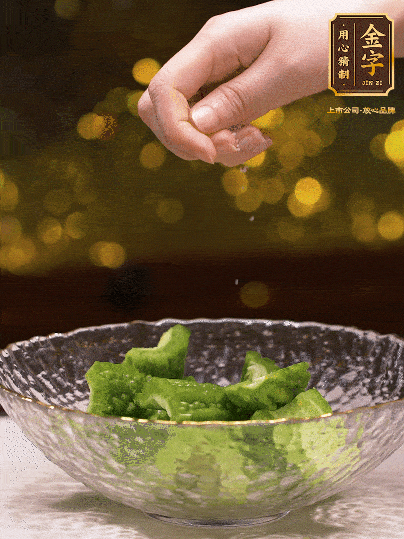 處理好的苦瓜切段（5cm），加點鹽鹽腌一下，去除一下苦味
