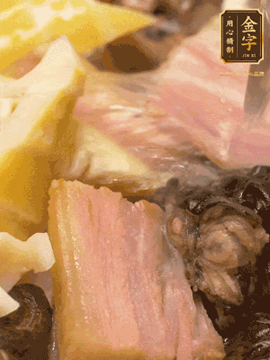倒入滾燙的熱水，燉煮20分鐘，湯濃汁白