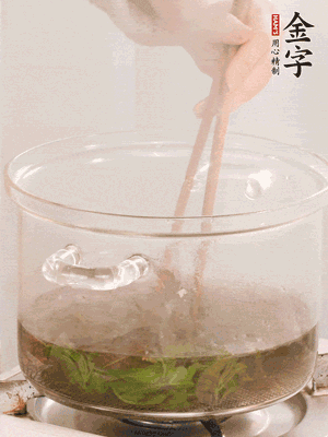 香椿焯水，變色后撈出，切成小段
