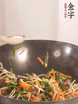 炒合菜：金字醬油肉、綠豆芽、韭菜