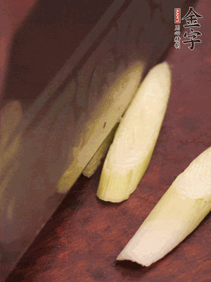 蒜白切小段，辣椒斜切圈