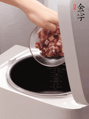 鍋中倒入豬油，油熱后炒熟上海青，給倒少許鹽調(diào)味
