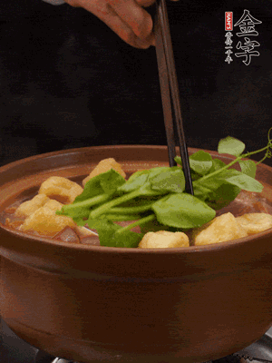 加筒骨煲的經(jīng)典配菜：金字土香腸、油豆腐、千張蓋上蓋子燜一會(huì)兒，耐心等候10分鐘。