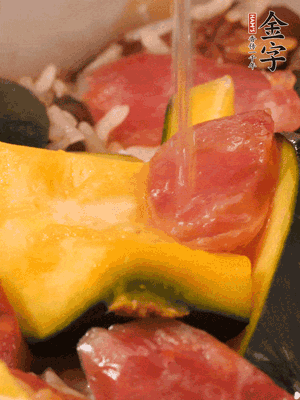 倒入溫開水，水量高出米面一個(gè)指節(jié)。
