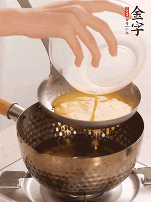 雞蛋過(guò)篩子倒入油鍋炸成蛋酥，瀝干油。
