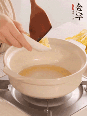 鍋里留少量底油煸香火腿和姜末。
