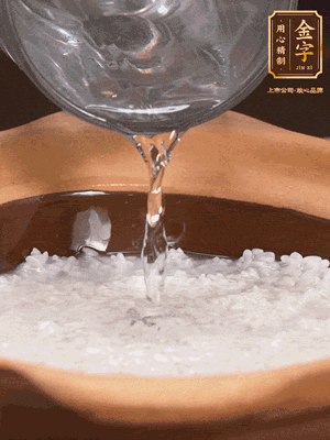砂鍋底部刷一層油，加入大米和開水，水高1cm,大火燒開后轉(zhuǎn)中火煲5分鐘，到水微收干