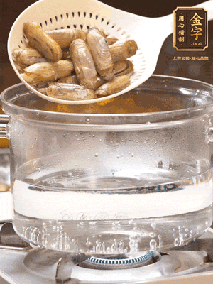 煮一鍋沸水，下蟶子汆燙30秒，撈出浸入冰水，取出蟶子肉