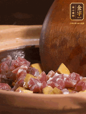 熱油下蒜片，倒入香腸丁、牛肝菌丁翻炒出香味