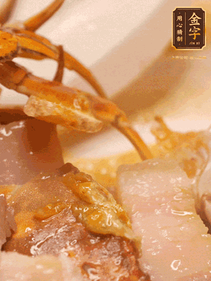 顏色變紅時，放蔥結(jié)、姜片煸香，再放咸肉、茭白、毛豆翻炒