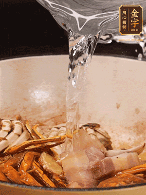 加料酒/花雕酒去腥，加入開水燜10分鐘左右