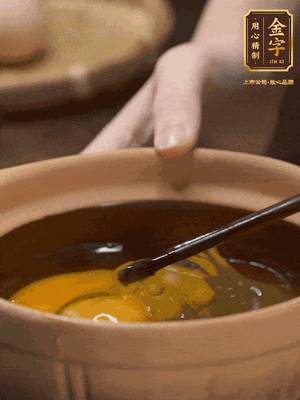 雞蛋打入砂鍋，充分打勻，1.5倍的溫水加一勺鹽，倒入蛋液中，攪拌均勻后用勺子舀去表面浮沫