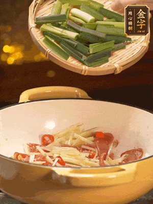 接著放蒜葉，來一點鹽，一點醬油調(diào)味翻勻