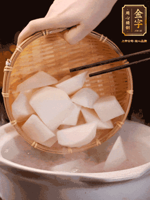 大火煮開(kāi)后，轉(zhuǎn)中小火燉40分鐘，挑出蔥結(jié)，再下蘿卜燉20分鐘