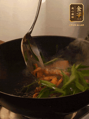 黃豆醬、鹽、糖調(diào)味，淋一圈花雕酒，蒜白先下，蒜葉后下
