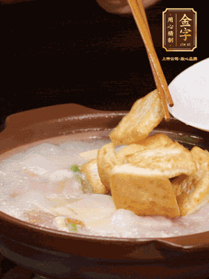 倒入開水大火煮開，轉(zhuǎn)中小火放咸肉，放一點(diǎn)點(diǎn)糖、味精慢燉10分鐘
