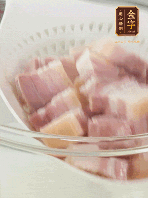 金字淡咸肉、排骨分別加料酒、蔥、姜冷水下鍋焯水，水開撇去浮沫撈出。