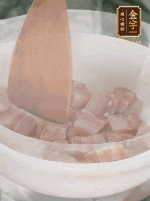 砂鍋內(nèi)咸肉微微煸出香味，再倒入開水。放排骨滾開后轉(zhuǎn)中小火篤30分鐘。（水盡量一次加足，以免中途加水沖淡鮮味。這一步是湯底濃白的關(guān)鍵）