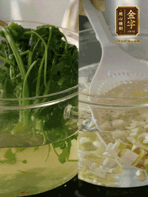 春筍切丁焯水；薺菜加鹽焯水，過(guò)涼水后切成細(xì)末