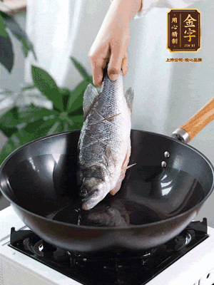 熱油，加1大勺豬油、姜片，再下鱸魚(yú)，煎至定型后翻面。（加點(diǎn)豬油，燉出的魚(yú)湯更容易變?yōu)榍逅哪贪咨?。?>
					</div>
					<span>步驟 3/6</span>
					<p>熱油，加1大勺豬油、姜片，再下鱸魚(yú)，煎至定型后翻面。（加點(diǎn)豬油，燉出的魚(yú)湯更容易變?yōu)榍逅哪贪咨＃?/p>
				</li><li>
					<div   id=