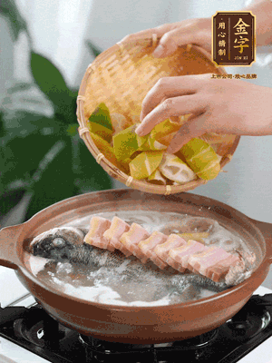 倒開(kāi)水燉煮后轉(zhuǎn)移入砂鍋，淋料酒去腥、加少許鹽調(diào)味，再依次加咸肉、春筍燉煮15分鐘。