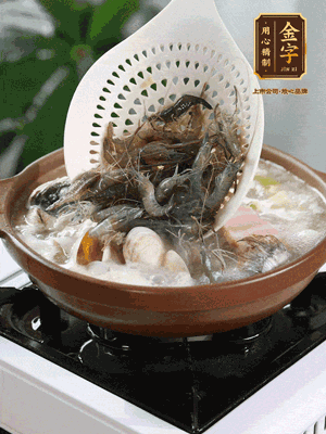 最后加一把蛤蜊、一把河蝦燜2分鐘，放一點(diǎn)白胡椒粉調(diào)味，撒上蔥花點(diǎn)綴！